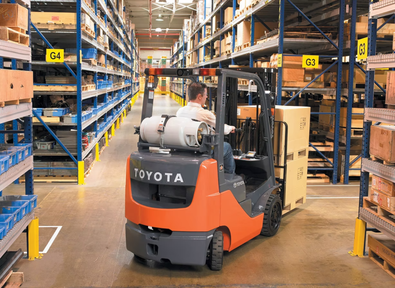 Toyota Propane Forklift working in a warehouse_LPG forklift