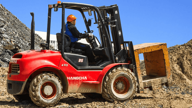 Hangcha 4WD Rough Terrain Forklift working on a muddy ground